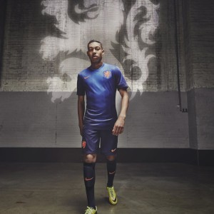 开云官网-德约科维奇关键助攻震惊网坛，战术调整成热议焦点！德约科维奇赛场神来一笔助攻对手，战术博弈引爆网坛热议