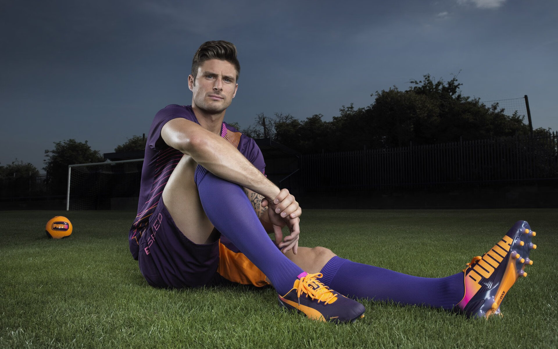 刚刚！平行时空的交错，当勇士备战士，雄鹿踢英超，今夜体坛上演蒙太奇，平行时空的体坛蒙太奇